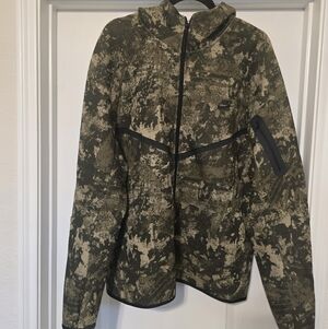 Nike Tech Men's Camo, Green and Tan Ski Jacket